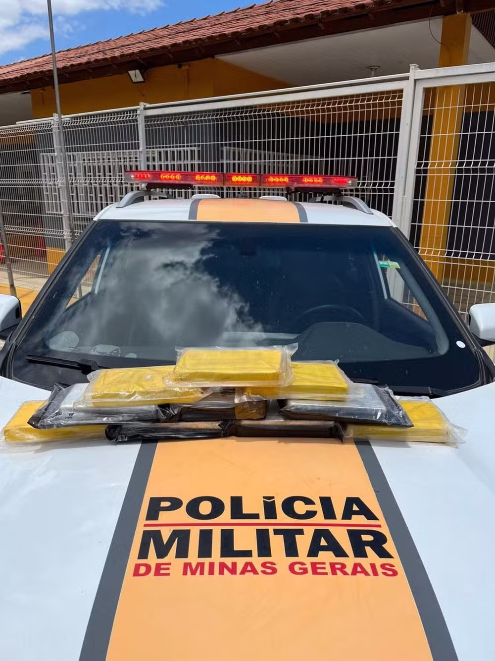 Em uma inspeção veicular, a polícia encontrou dez tabletes de cocaína dentro de uma mochila. O condutor revelou que seria pago para levar a substância de Belo Horizonte (MG) até Vitória (ES)