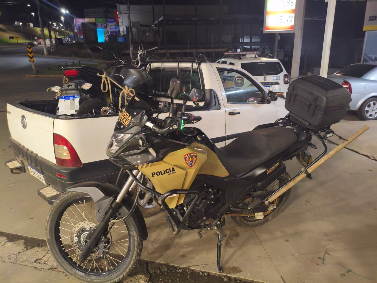 Enquanto realizavam patrulhamento, os policiais militares foram informados sobre um motorista que estava empinando uma motocicleta Honda CG 160, prata.