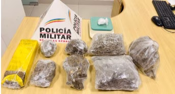 Na operação, um dos suspeitos, conhecido como P.R.D., de 19 anos, foi encontrado e detido. Com ele, os policiais apreenderam sete pacotes e uma barra de maconha, uma amostra de cocaína e uma balança de precisão