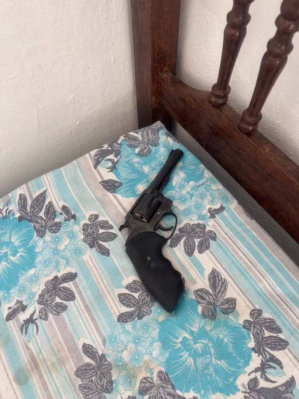 A arma foi descoberta sob o travesseiro