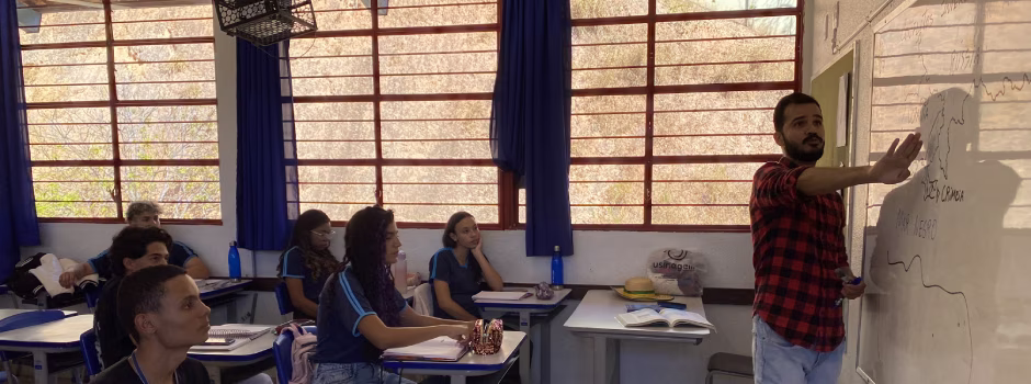As funções abrangem professores da educação básica que podem trabalhar na educação profissional e tecnológica, incluindo oportunidades nas escolas estaduais que oferecem cursos técnicos e formações integradas à educação profissional