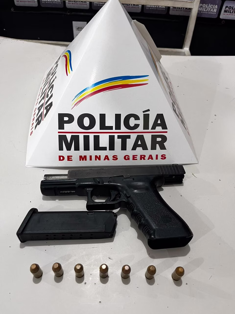 Arma e cartuchos confiscados