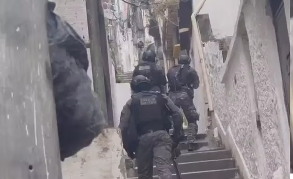 Policiais militares em ação no Rio