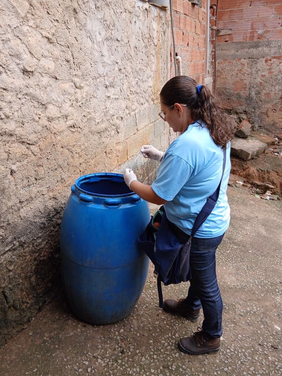 Agente realizando vistoria.