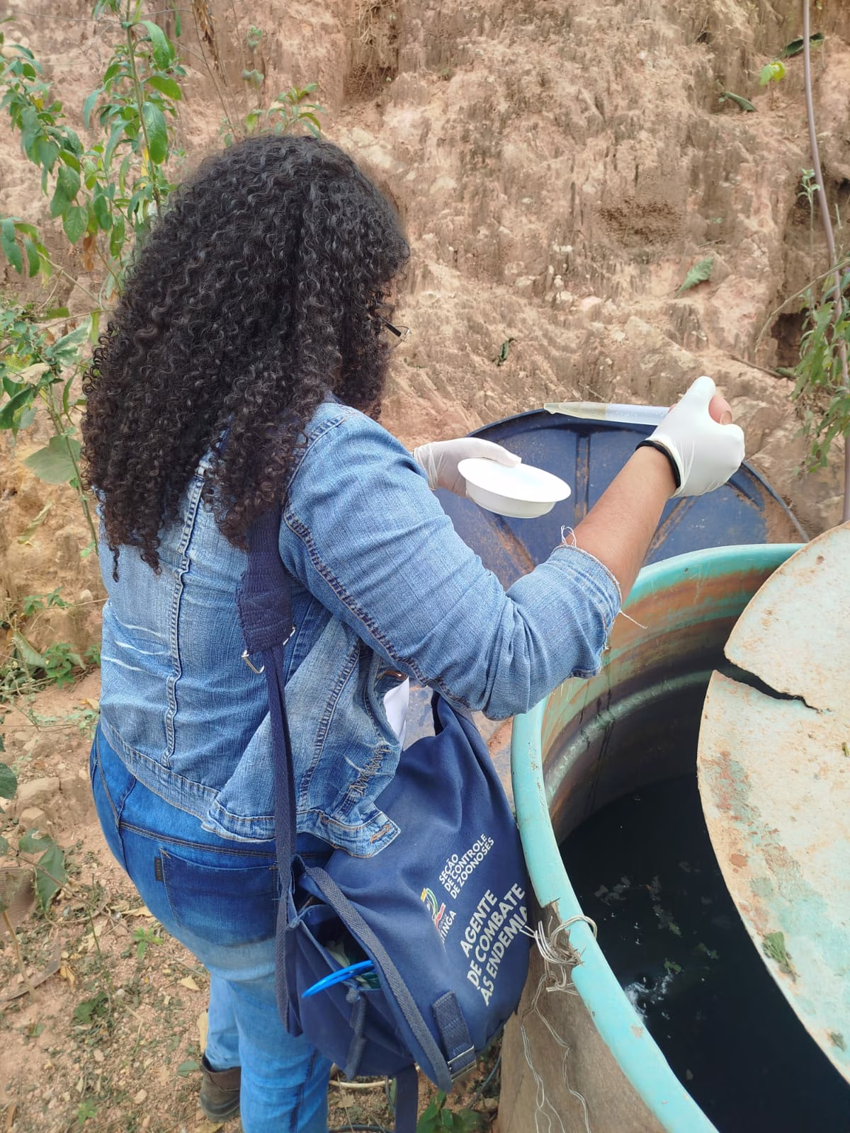 Água parada em caixa d'água velha