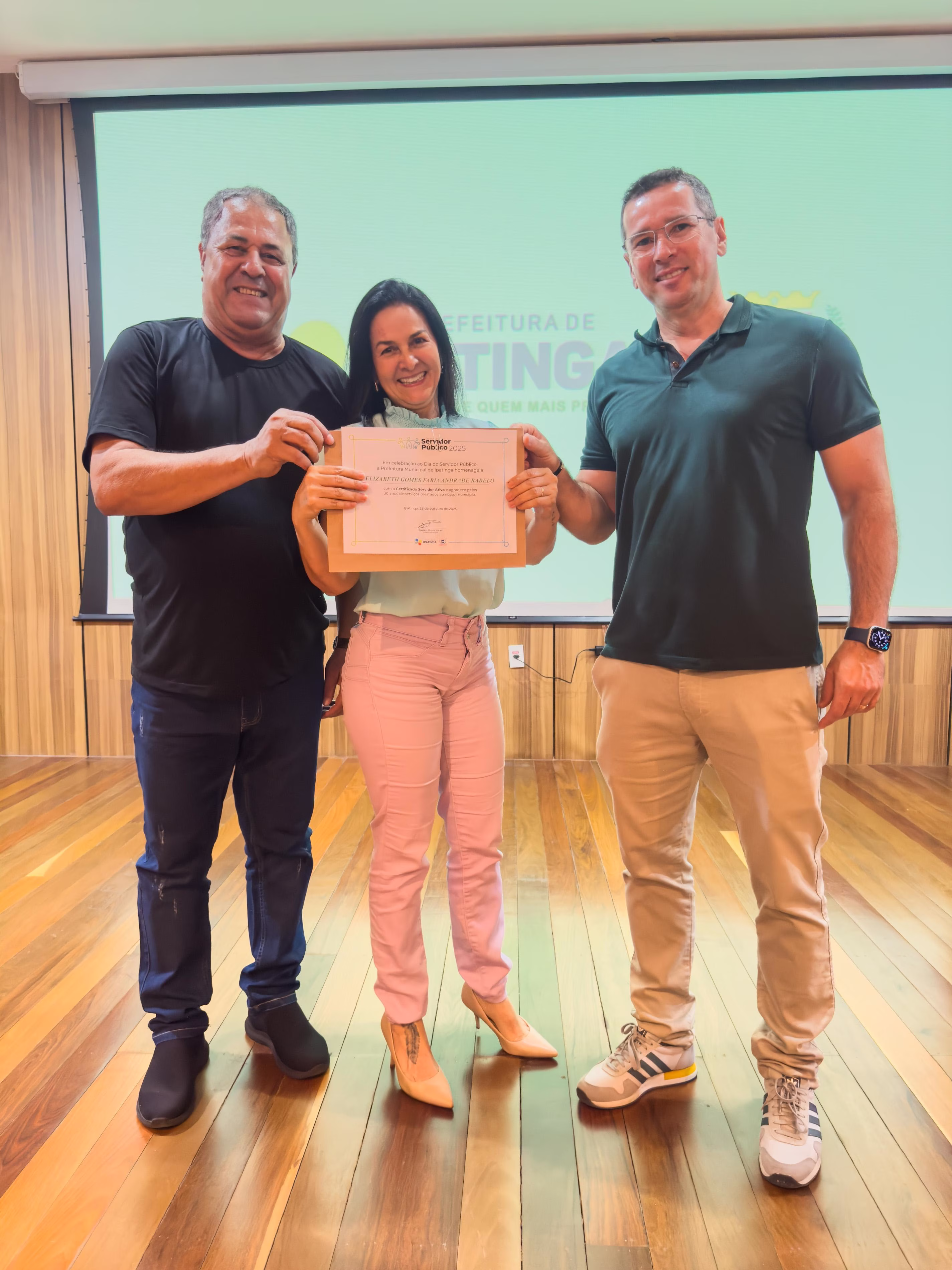 Servidora recebendo homenagem.