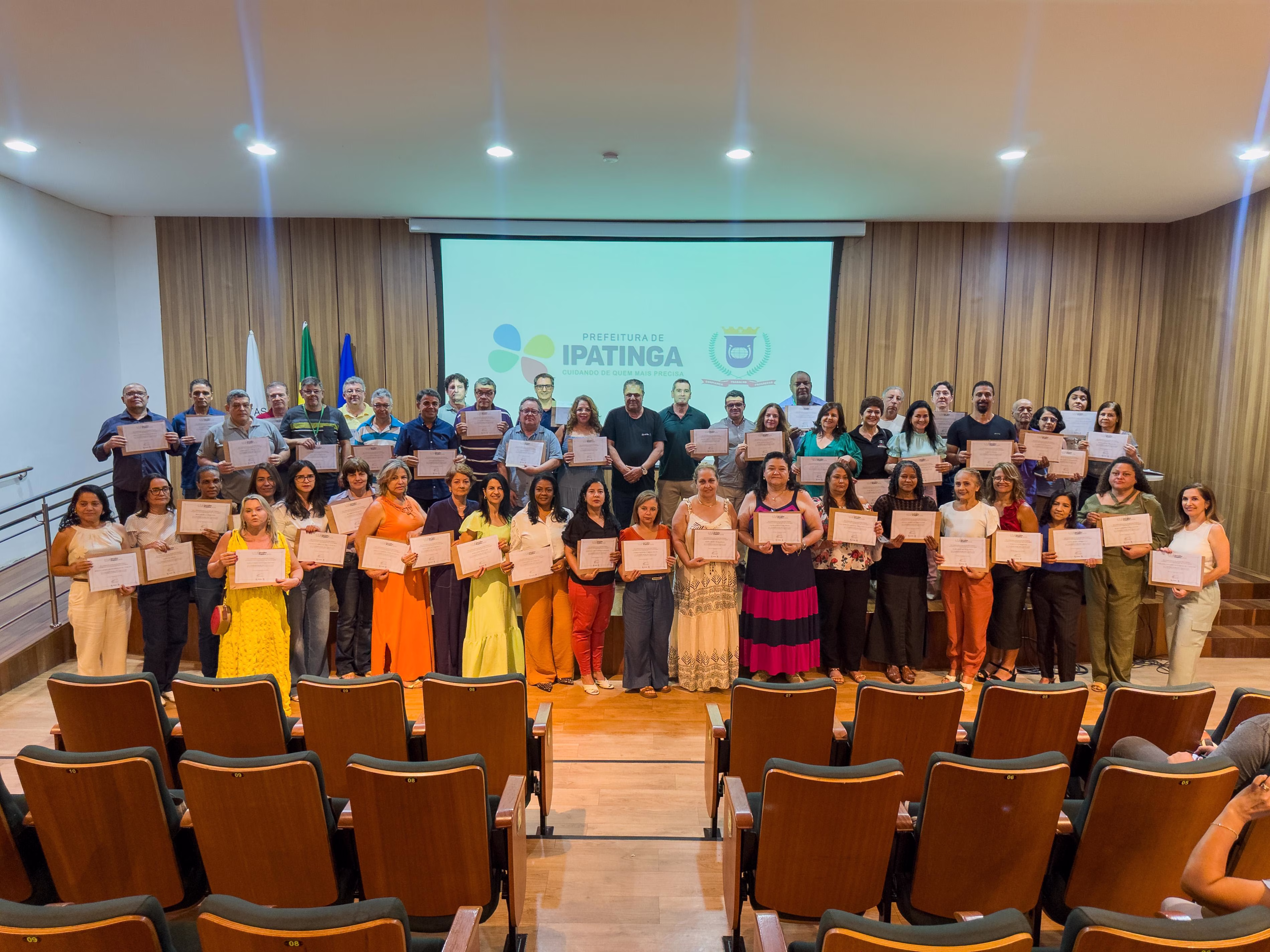 Entrega de certificados de reconhecimento.