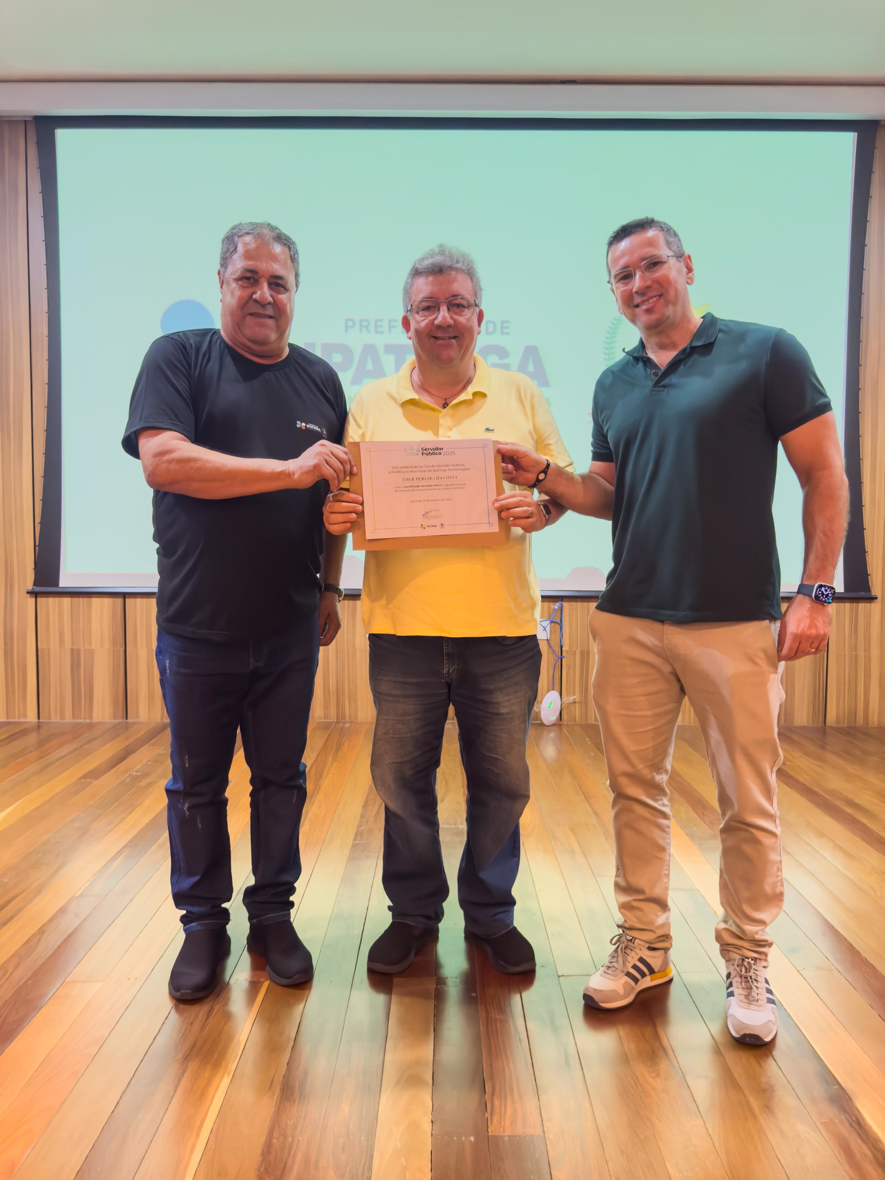 Servidor recebendo homenagem.