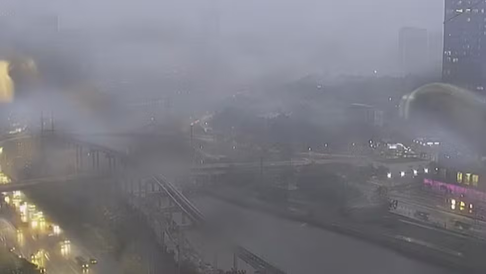 A área da Ponte Estaiada, localizada na Marginal Pinheiros, na Zona Sul de São Paulo, teve um início de dia marcado por intensas chuvas em 29 de outubro de 2025