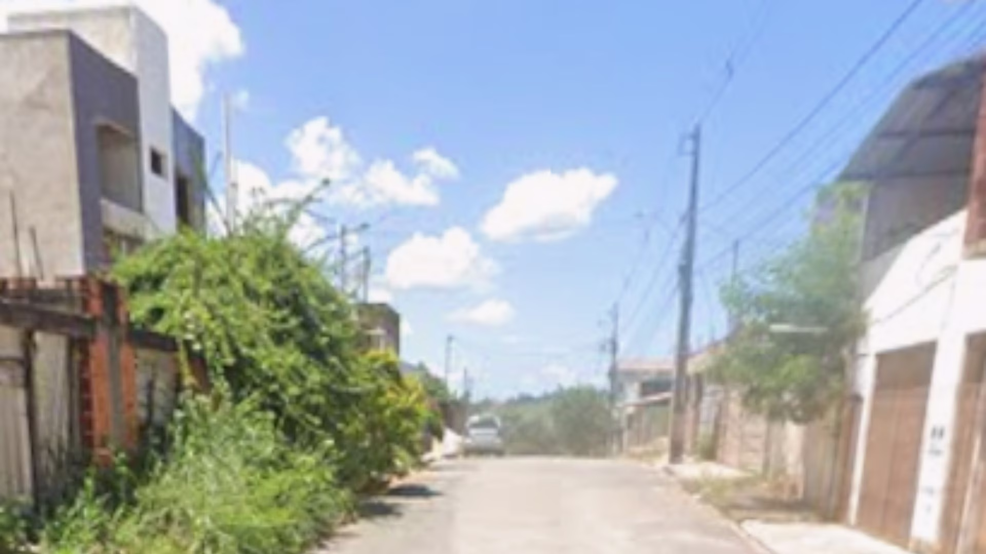 O jovem decidiu fugir ao notar a chegada das viaturas, deixando uma sacola e uma bicicleta motorizada para trás no local