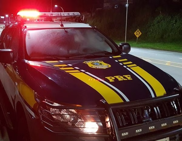 Mesmo sob fogo, ele conseguiu chegar ao posto da Polícia Rodoviária Federal (PRF) em Jaguaraçu, onde solicitou auxílio