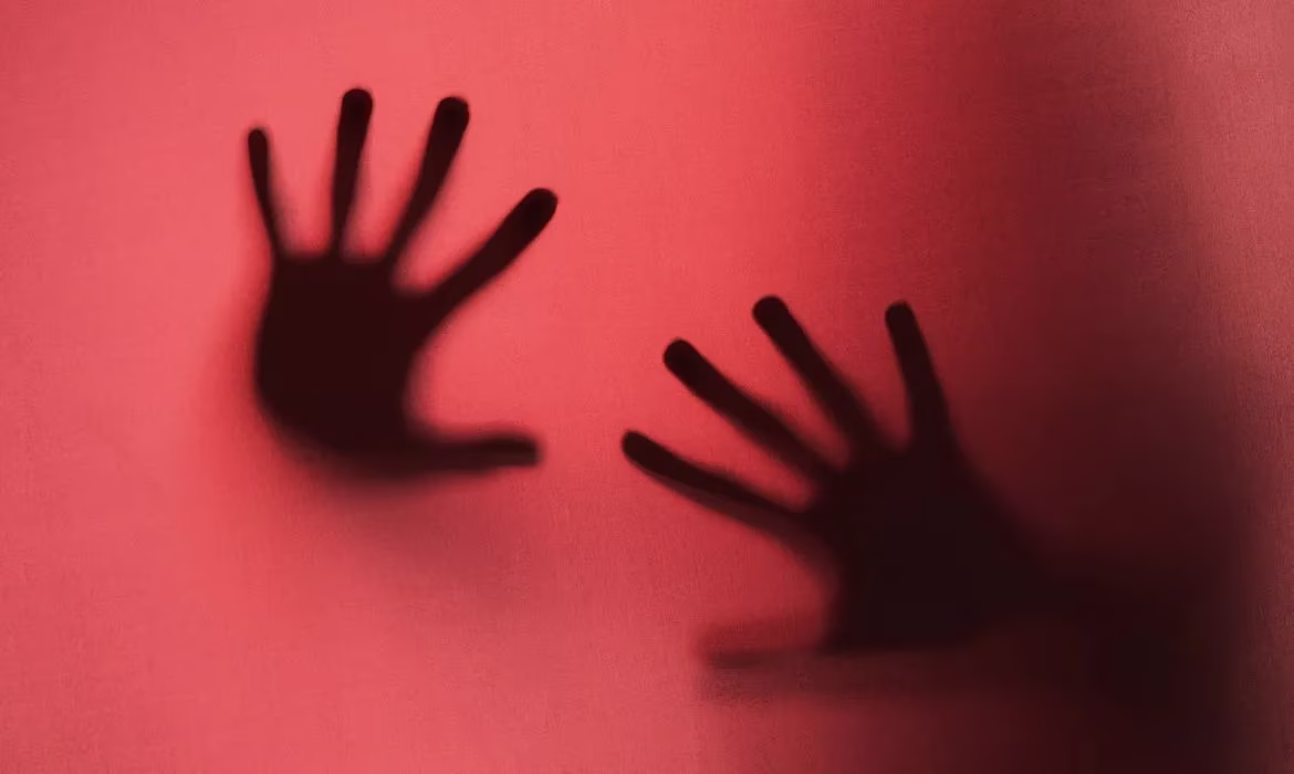 Pastor forçava filha a assistir ao abuso sexual da irmã por ele no DF