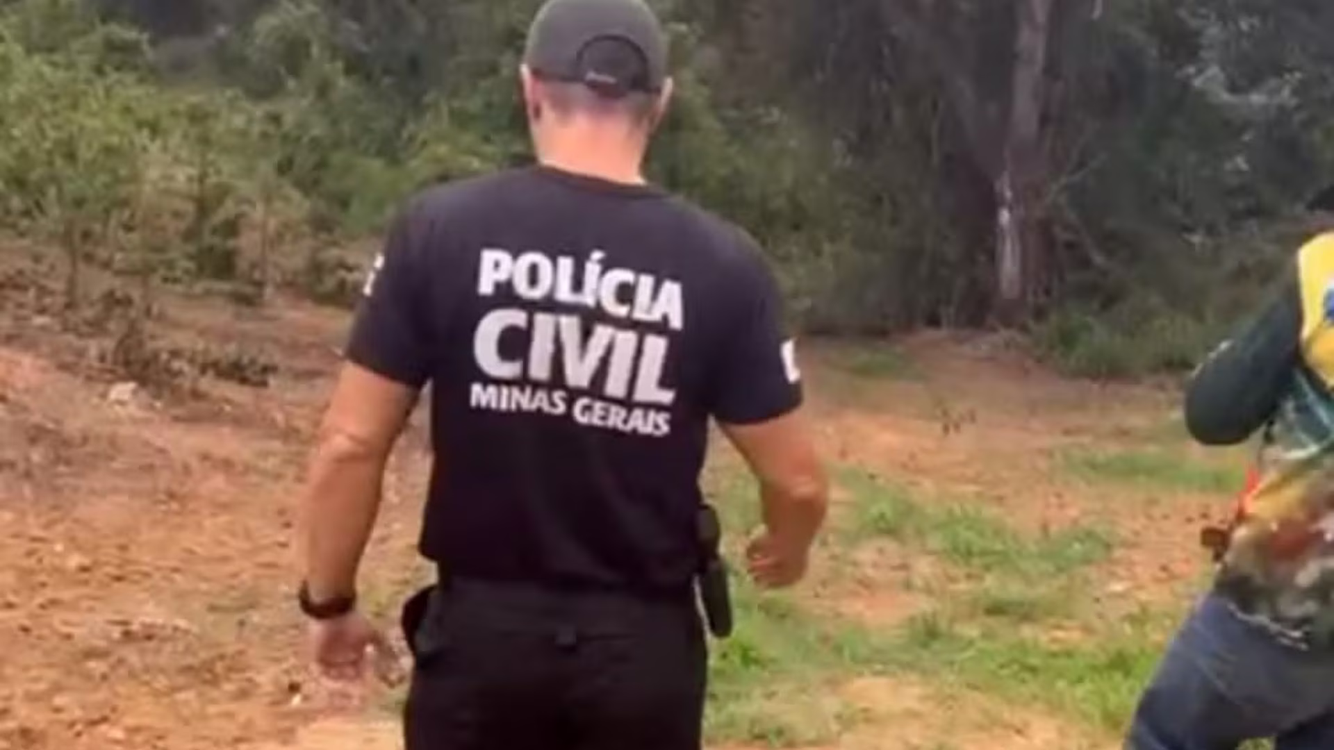 O trabalhador, a princípio, pensou que era um animal em decomposição, mas ao se aproximar, percebeu que se tratava de um corpo humano com parte do ombro exposta no terreno