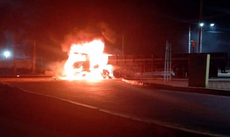 A fumaça pôde ser vista de longe.