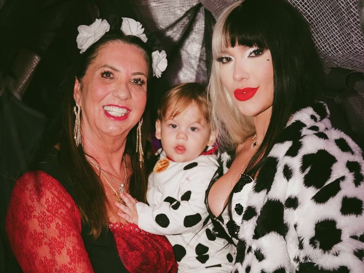 Virginia e os filhos se deixam contagiar pelo espírito do Halloween