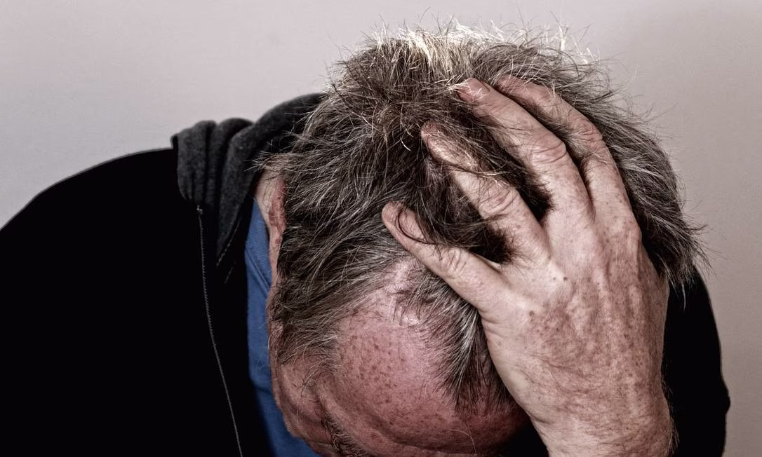 Apesar de seguir com sua rotina e interagir socialmente, indivíduos com depressão de alto funcionamento enfrentam seus desafios em silêncio