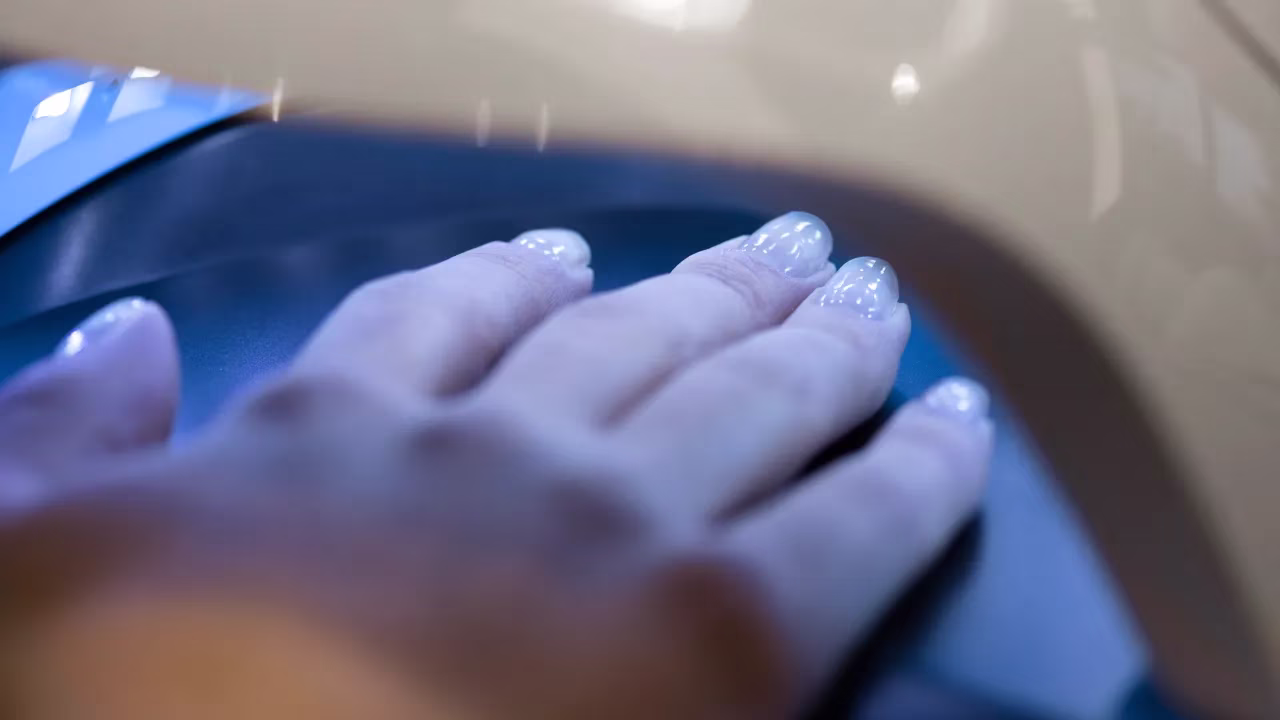 Itens que reagem à luz UV empregada na aplicação de esmalte em gel apresentam perigos à saúde