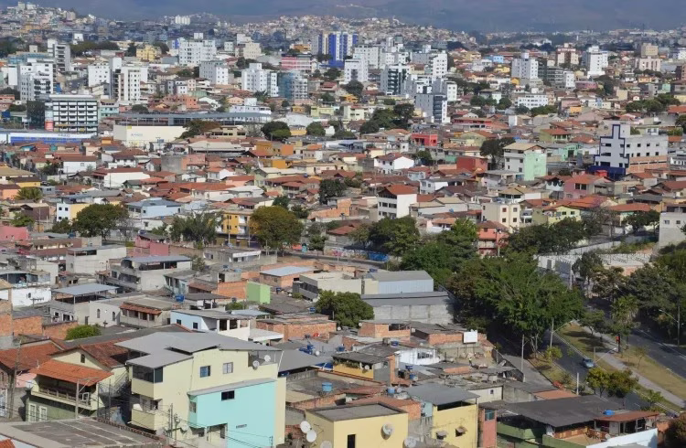 A análise da Polícia Civil revelou a presença de uma tatuagem com o nome “Sandra” no antebraço do homem, o que pode auxiliar na sua identificação