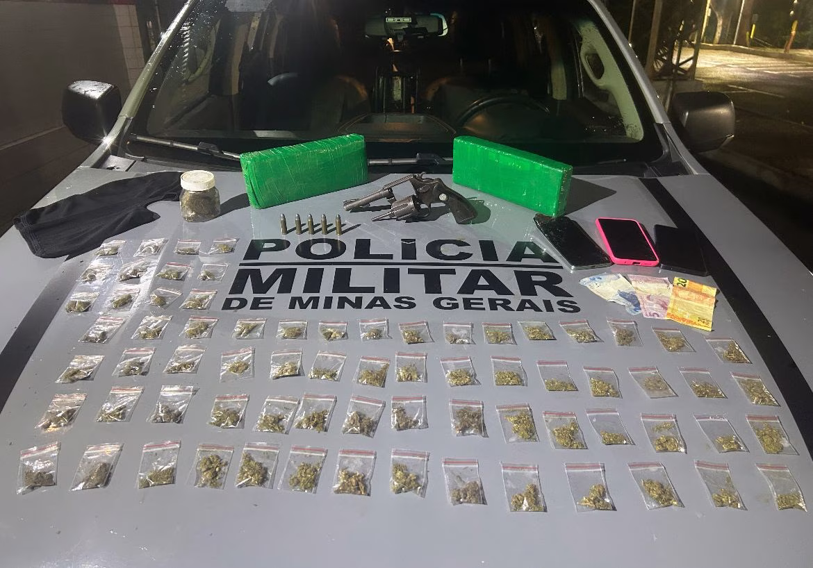 Enquanto realizavam patrulhamento, os policiais observaram um homem deixando um carro Volkswagen Polo prata. Ao notar a presença das autoridades, ele tentou escapar, mas foi apprehendido após uma rápida perseguição.