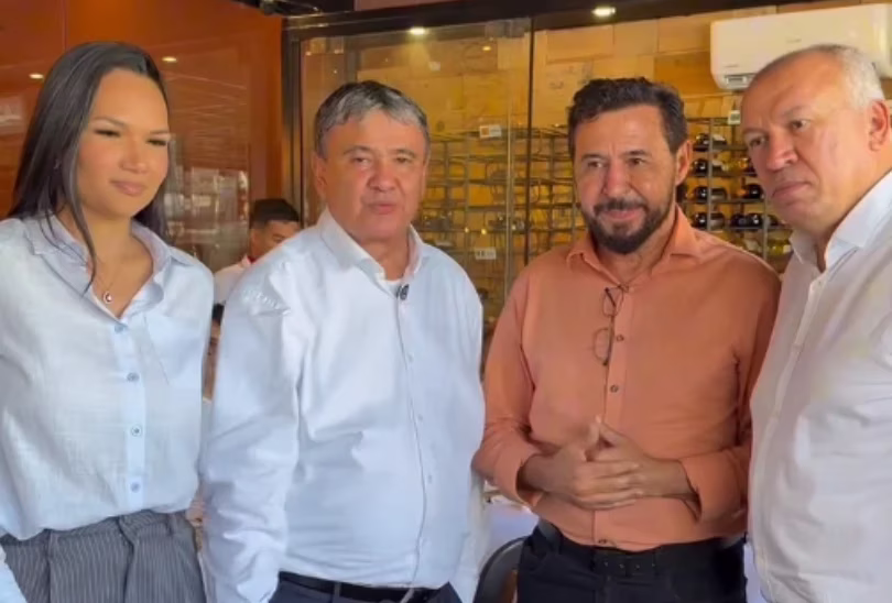 Wellington Dias acompanhado do prefeito Kinca Dias (vestido de bege)