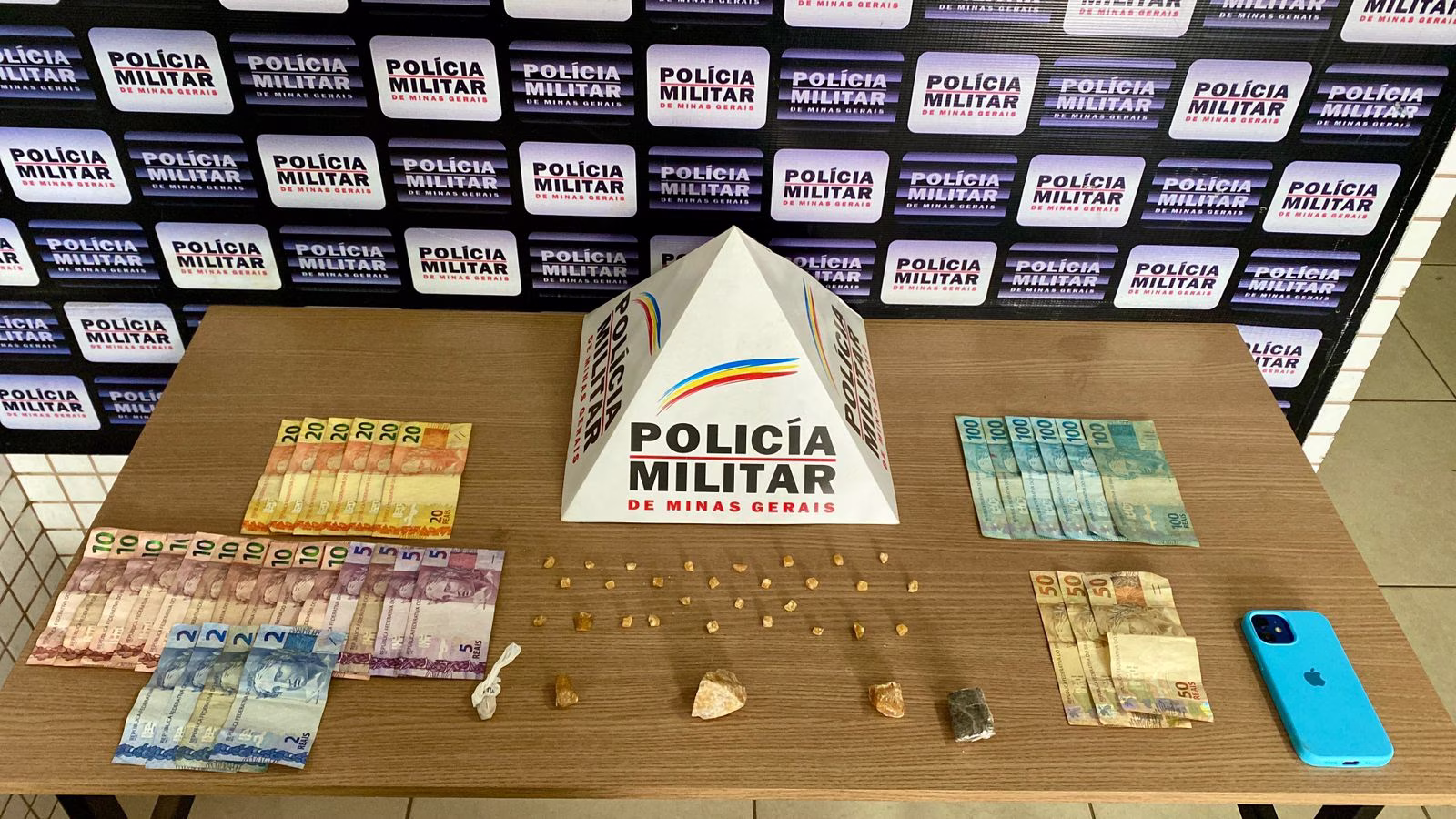 Ao perceber a chegada da viatura, ele tentou escapar pelos fundos da casa, mas foi logo detido e abordado pela equipe.