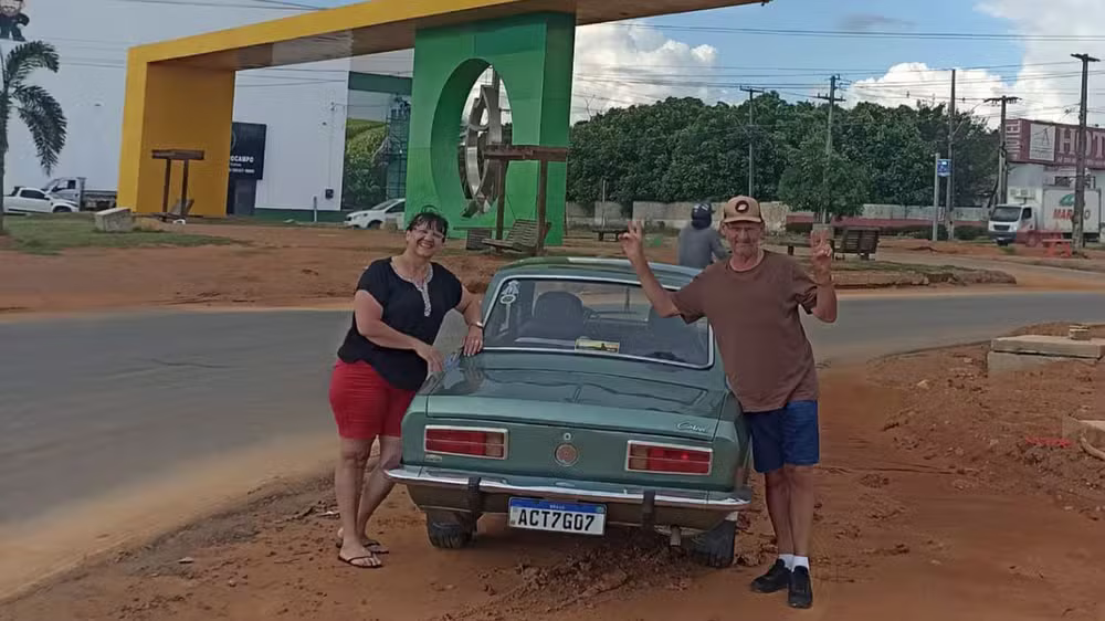 Casal percorre o território nacional em um Corcel