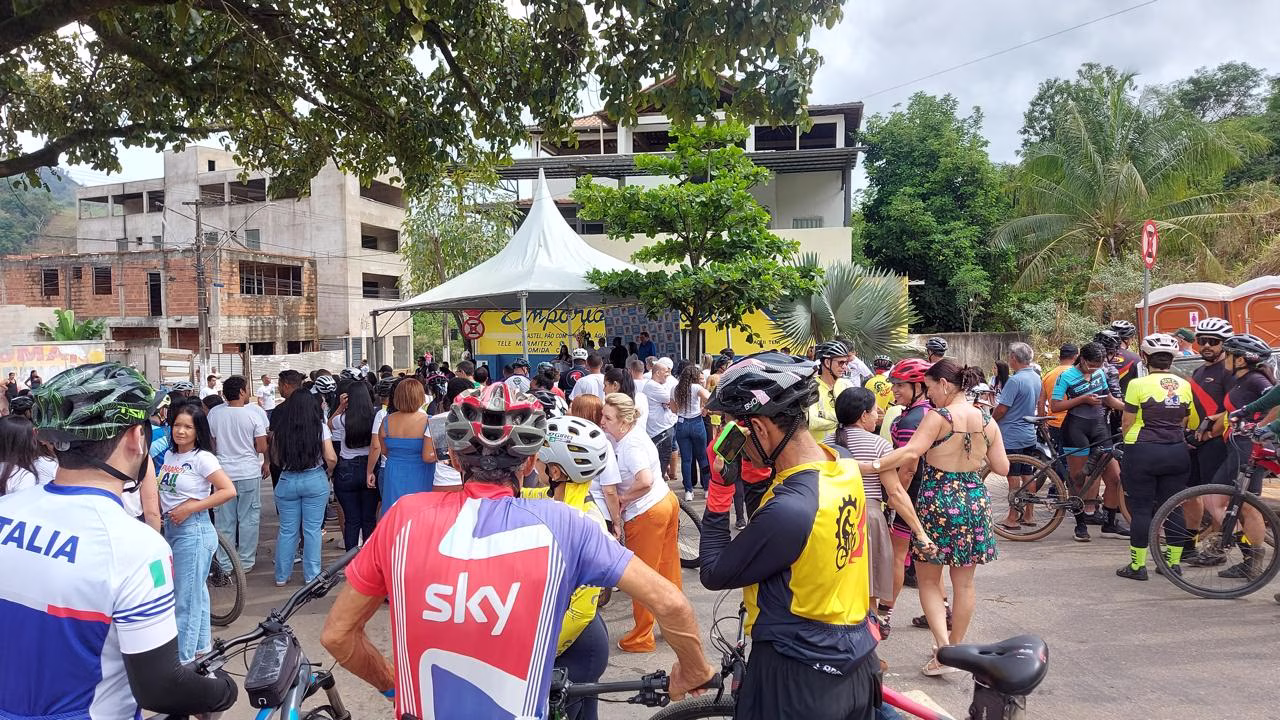 A reunião de ciclistas na manhã de sábado para o 1º Passeio Ciclístico de Santana do Paraíso