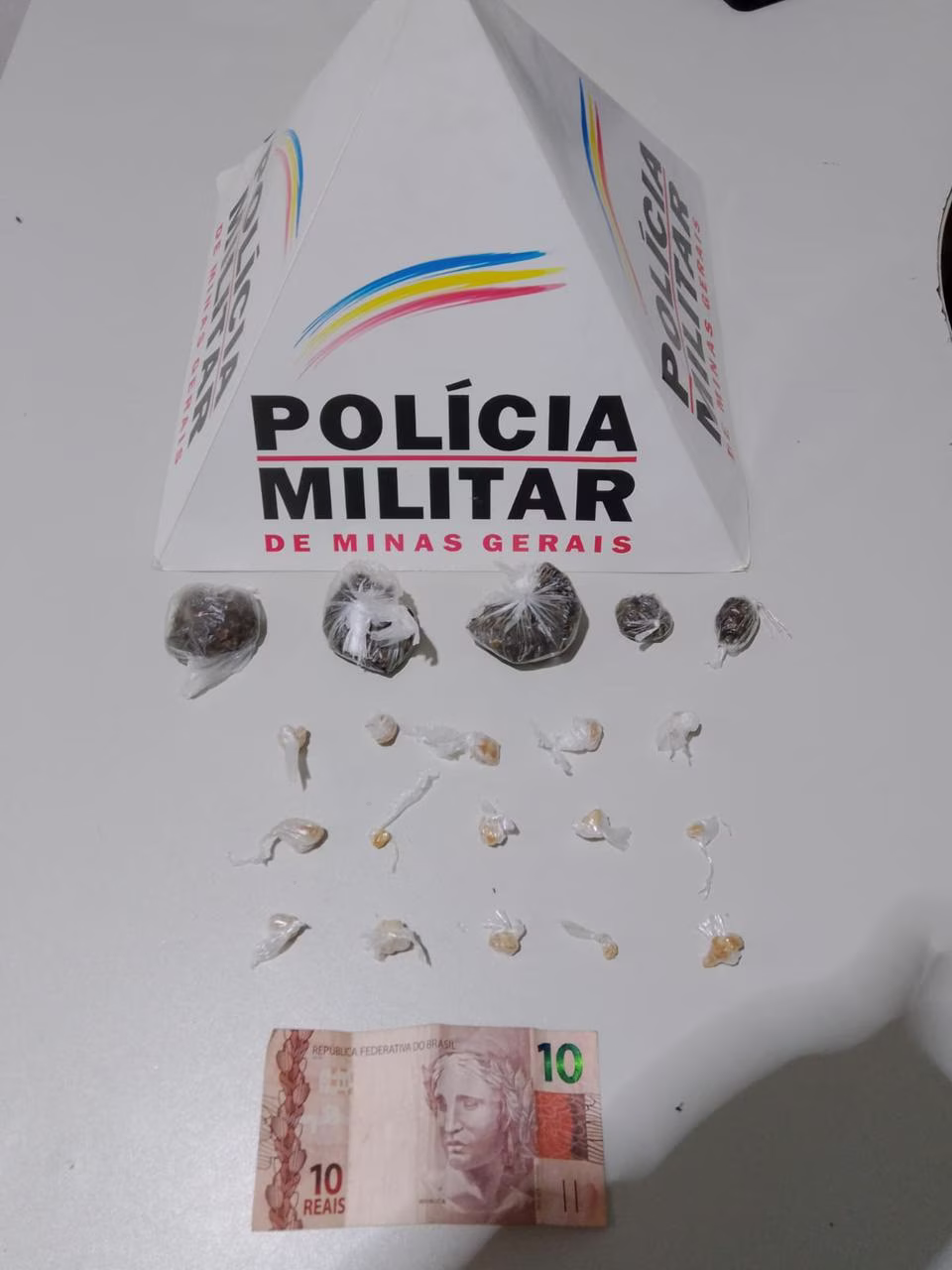 O jovem declarou que era o responsável pelos entorpecentes encontrados no local