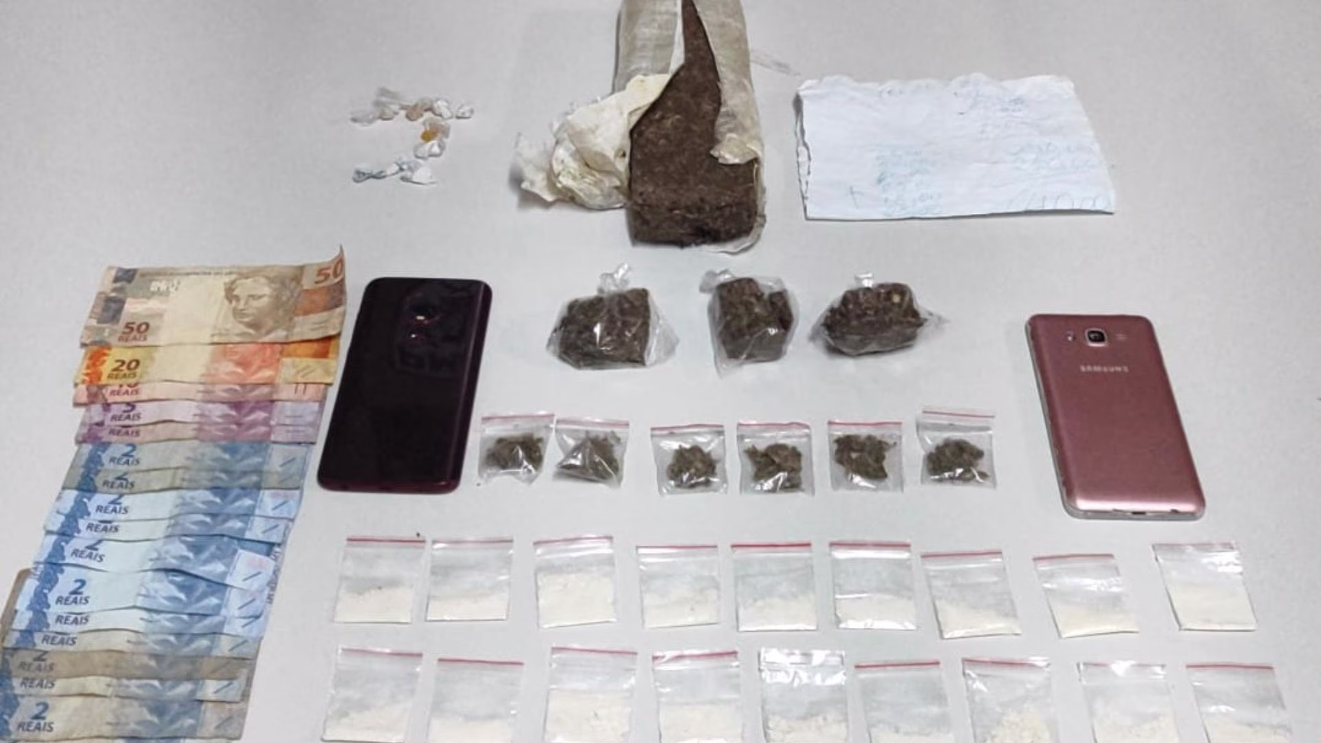 Em seguida, o acusado permitiu que os militares entrassem em sua casa, onde foi descoberto um volume considerável de entorpecentes, juntamente com outros objetos ligados ao tráfico.