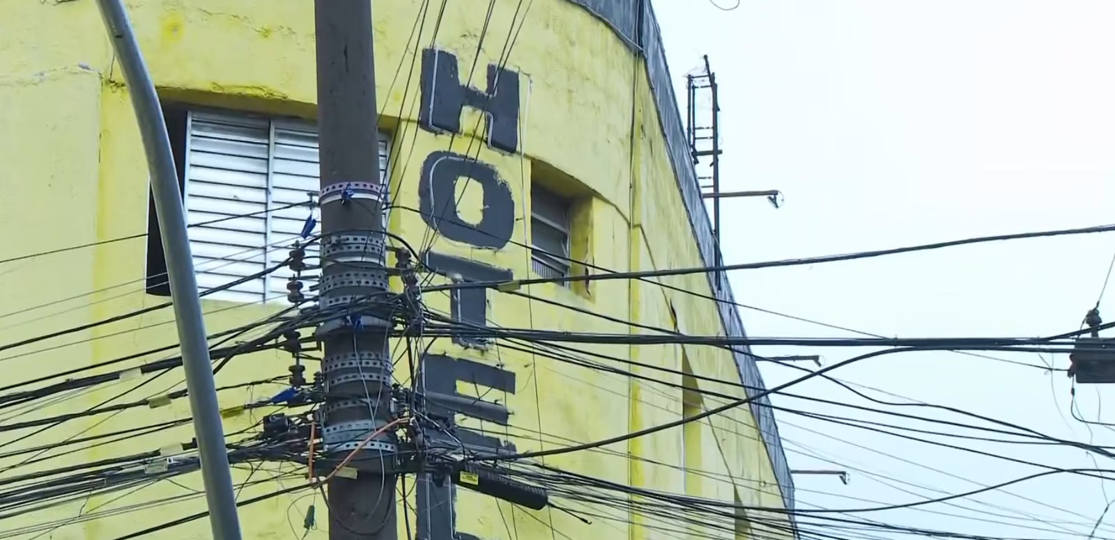 Após a detenção do suspeito, as autoridades buscam compreender os motivos por trás do crime