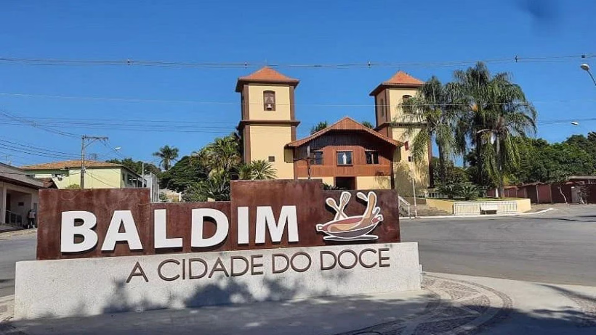 A pessoa agredida sofreu ferimentos severos em razão dos golpes de marreta e faca