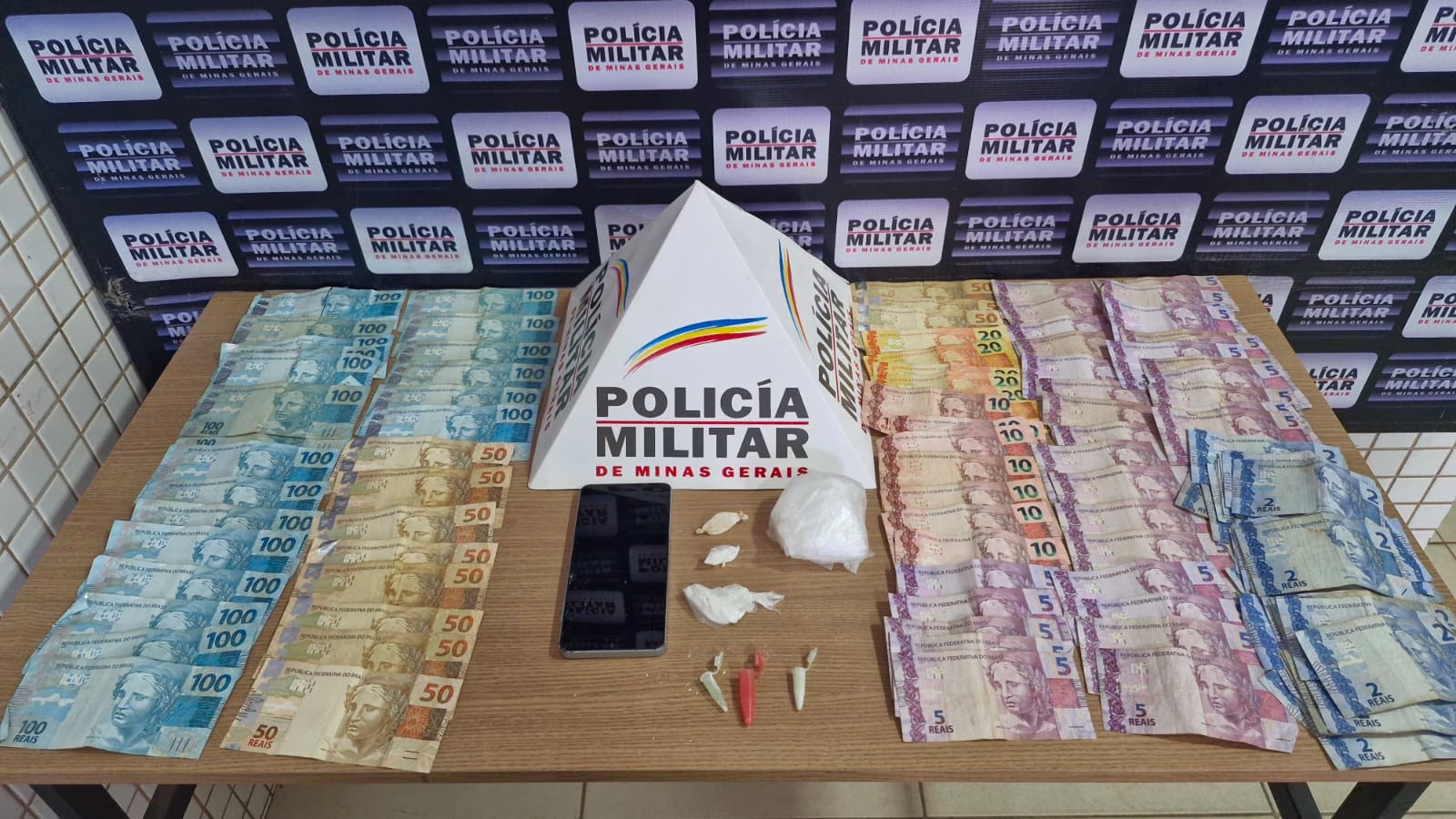 Barras metálicas, similares a guarda-rodas de rodovias, também foram descobertas, mas sua origem não foi esclarecida no local