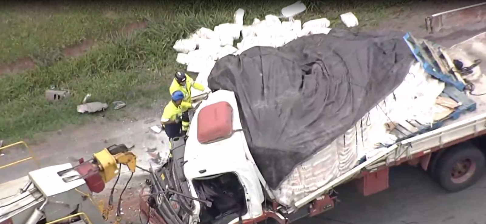 A cabina do caminhão foi totalmente devastada