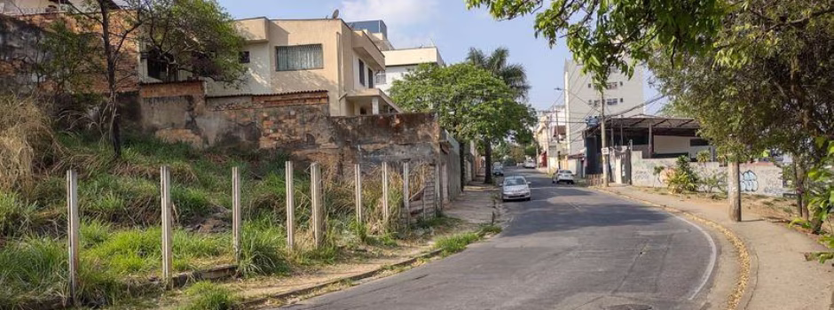 A propriedade localiza-se em uma área valorizada tanto para residências quanto para negócios, próxima a serviços básicos e alternativas de entretenimento