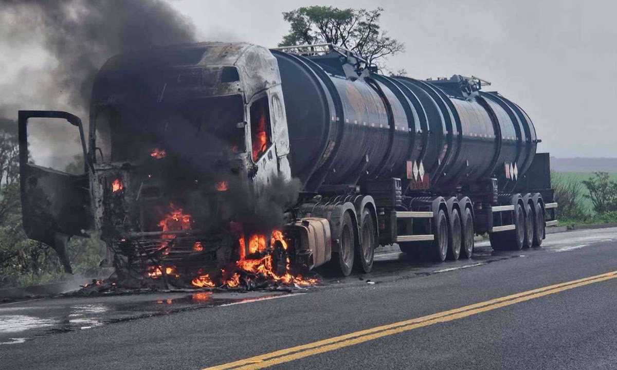 O motorista não sofreu ferimentos e, em seguida, procurou o posto da PRF em Araxá, onde relatou que durante o ataque também houve tiros contra o caminhão