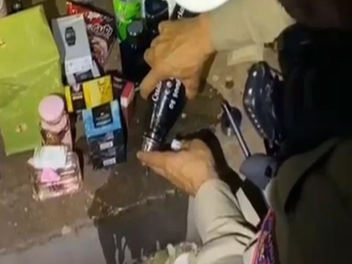 Agentes de segurança descobriram remédios armazenados em uma garrafa térmica