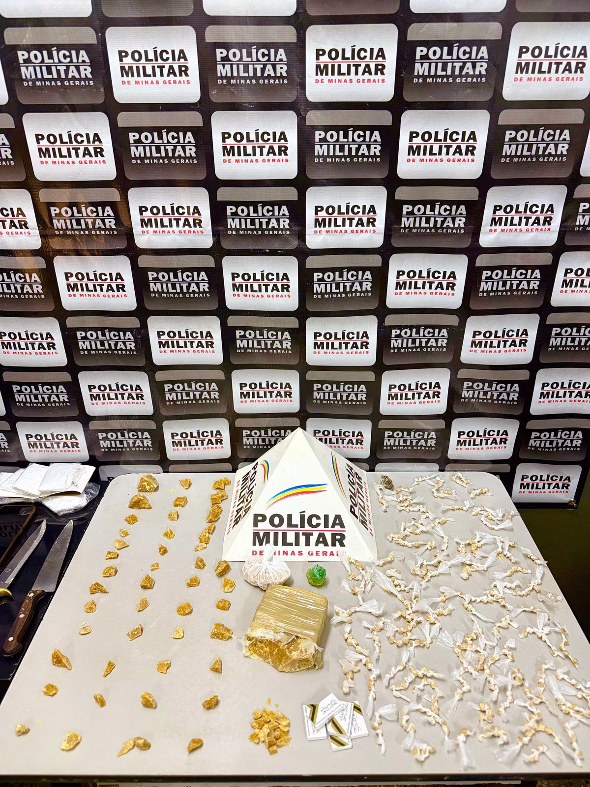 Os indivíduos tentaram escapar ao notarem a aproximação dos policiais, mas foram barrados e capturados em flagrante.