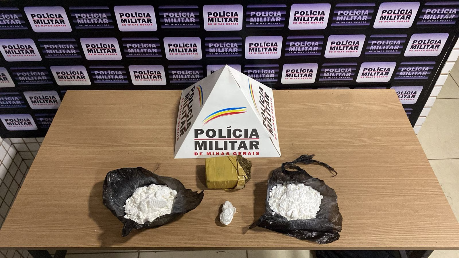 O indivíduo foi preso em flagrante e levado à 2ª Delegacia Regional de Polícia Civil, acompanhado de todos os itens confiscados