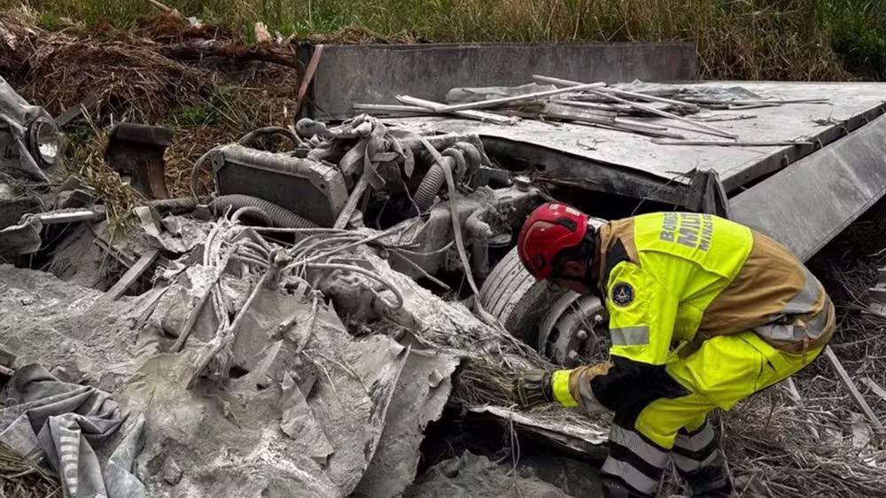 Durante o atendimento, após a análise da Polícia Civil, foi imprescindível o uso de um trator para deslocar fragmentos do caminhão e possibilitar a entrada na cabine