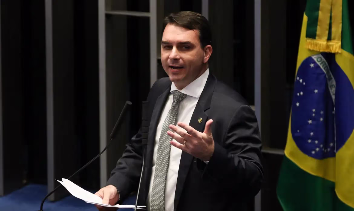 Campanha liderada por Flávio Bolsonaro angariou R$ 1 milhão em apoio a famílias de policiais