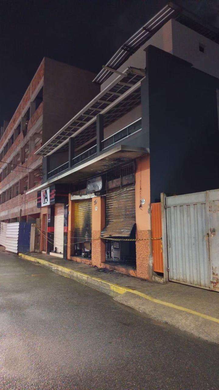 Um homem supostamente utilizou combustível, provavelmente gasolina, para acender as chamas