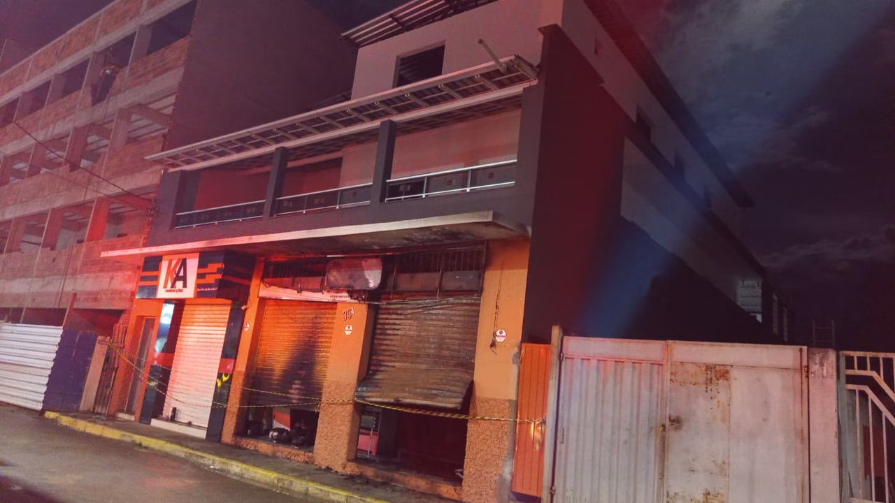 Um indivíduo supostamente teria utilizado combustível, possivelmente gasolina, para dar início ao incêndio