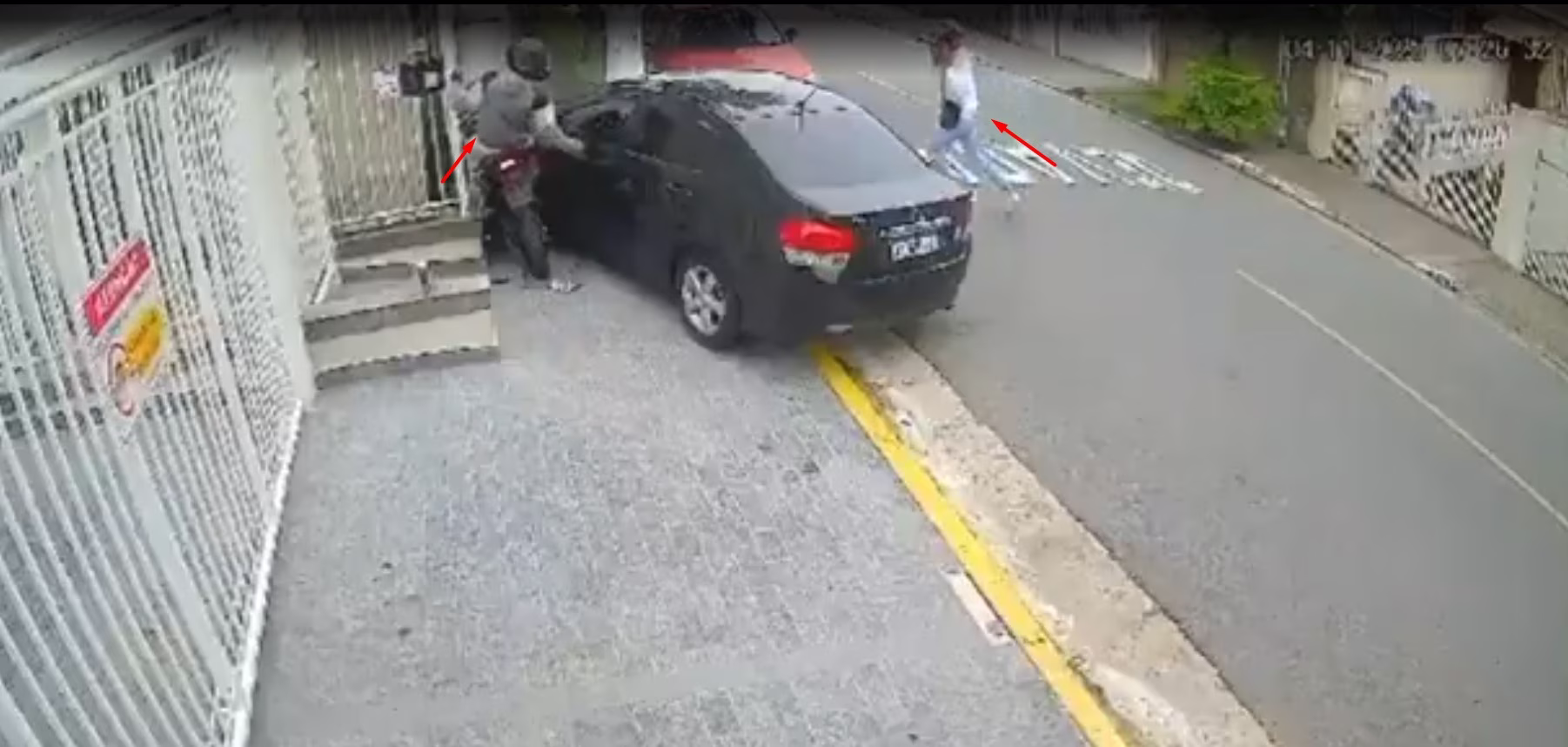 Os criminosos tentam remover a moto, encurralada entre a parede e o veículo, mas falham na tentativa