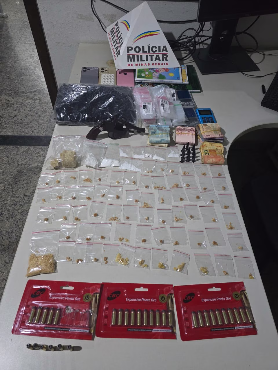 Uma jovem foi reconhecida como a responsável pela distribuição dos entorpecentes, evidenciando a participação de um menor nas ações criminosas