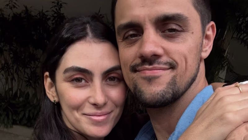 Esposa de Felipe Simas admite que já rezou para que o ator não conseguisse um papel