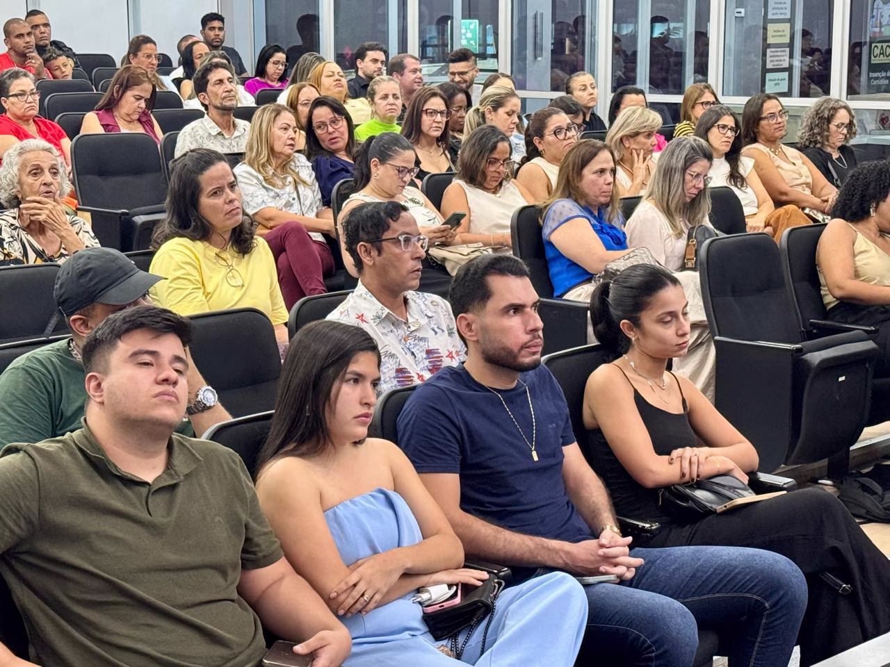 Moradores, vereadores e representantes da Prefeitura.