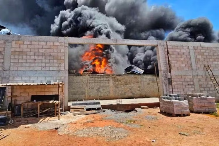 As chamas se alastraram rapidamente e afetaram tambores contendo líquidos inflamáveis, complicando as operações dos bombeiros em razão da forte liberação de gases tóxicos