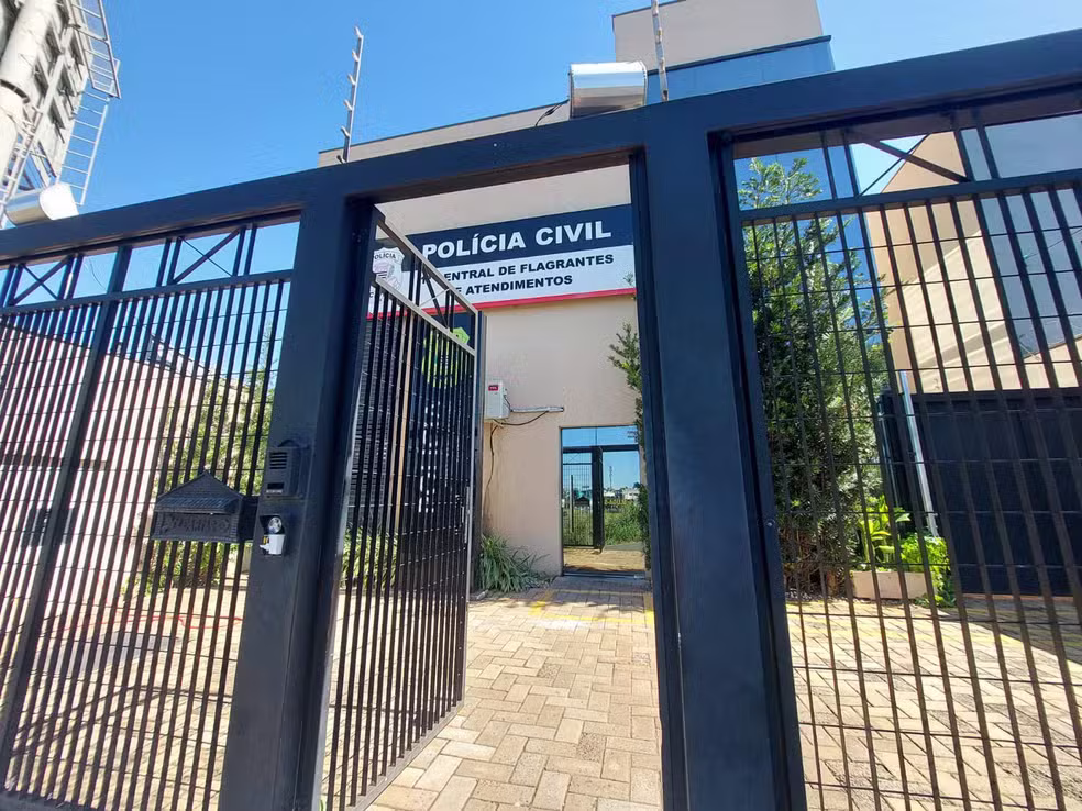 De acordo com o registro policial, a Polícia Militar foi chamada após uma denúncia de trabalho escravo e prisão ilegal na área, no bairro Santo Antônio