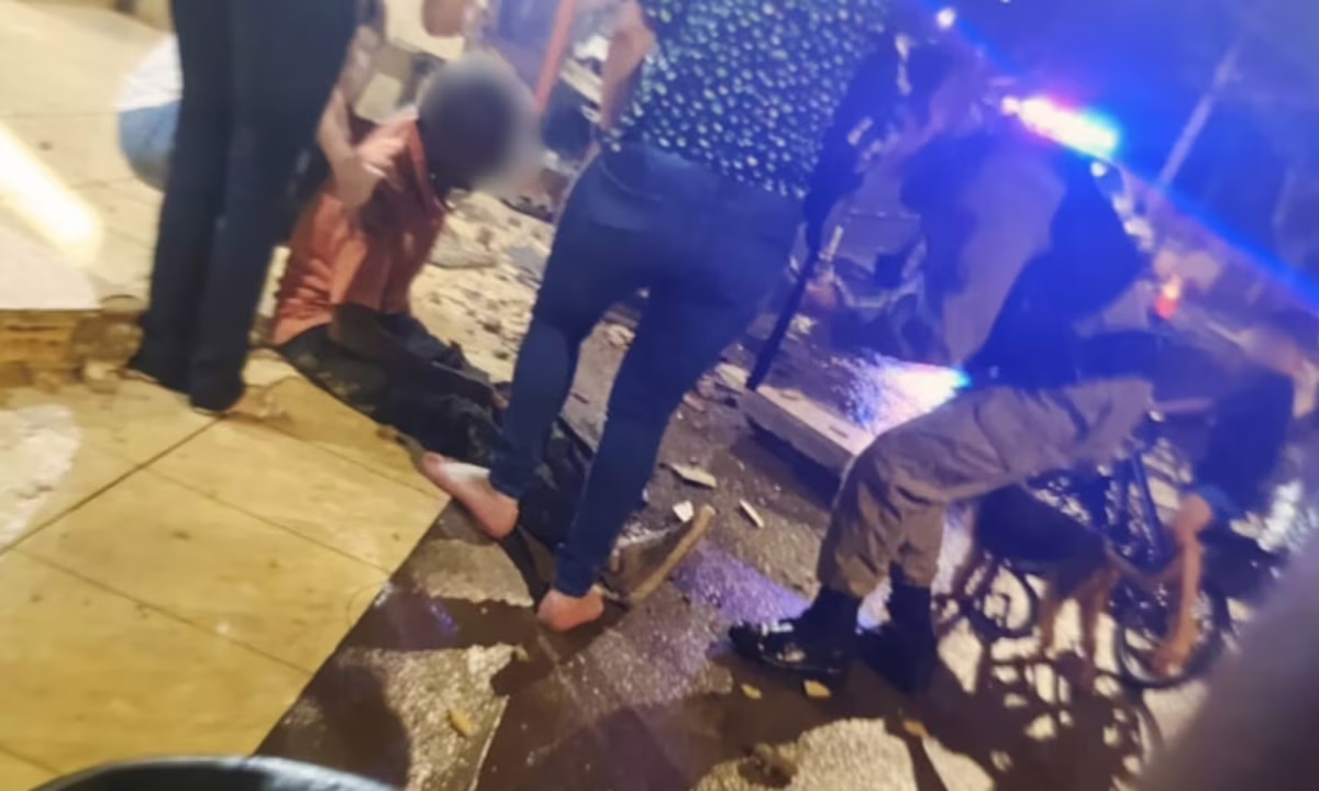 Ele recebeu atendimento no local e foi levado ao Hospital Regional Antônio Dias, onde foi operado e segue internado