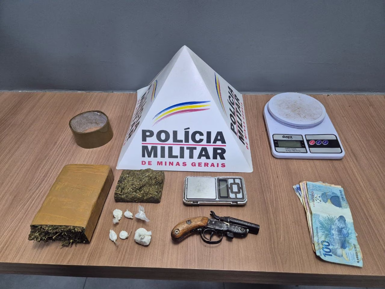 Na abordagem, foi apreendida uma garrucha calibre .32, meia barra e um grande tablete de maconha, uma pedra e cinco papelotes de cocaína, além de duas balanças de precisão com ele.